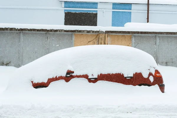 Auto Rossa Sotto Bufera Neve — Foto Stock