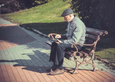 Komuta sizde parkta bankta oturmuş tablet bilgisayar kullanarak