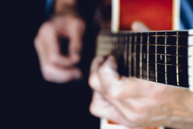 Bir gitar çalmak el bulanık görüntü