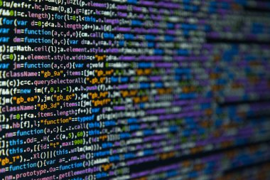 Program kodu koyu renk arka plan (seçici odak üzerinde)