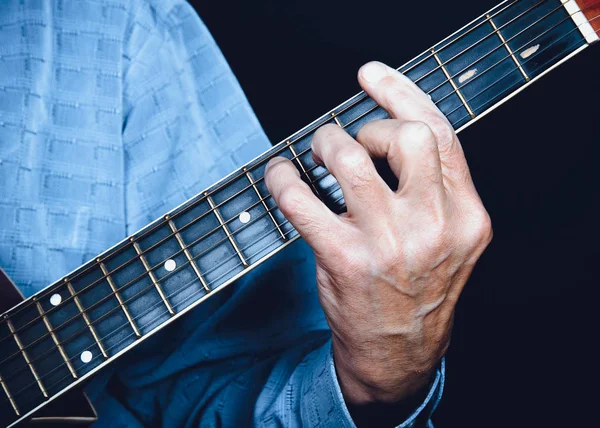 Mão Esquerda Músico Guitarrista Tocando Acorde Fingerboard Guitarra Acústica — Fotografia de Stock