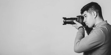 Youong kamera ile Asya fotoğrafçı. Tek renkli görüntüyü. Kopya alanı.