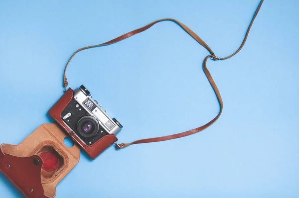 Old Retro Vintage Rangefinder Film Camera Case Blue Background — Stock Photo, Image