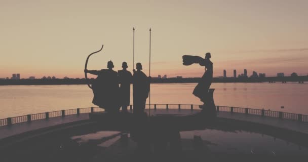Denkmal Für Die Gründer Kiews Vor Dem Hintergrund Der Aufgehenden — Stockvideo