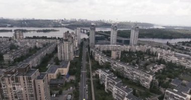 kasvetli uyku alanı. çirkin, gri evler. yukarıdan görünüm