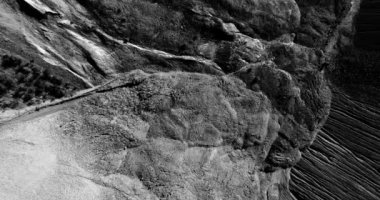 kazıcı yükleyici. bir dağ ocağının arka planında. siyah ve beyaz. Hava fotoğrafçılığı. siyah beyaz