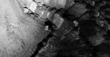 siyah ve beyaz. Hava fotoğrafçılığı. madencilik kamyonu vücudunu boşalttı ve kapatır