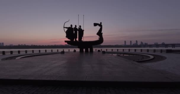 Monument Till Grundarna Kiev Mot Bakgrund Den Stigande Solen — Stockvideo