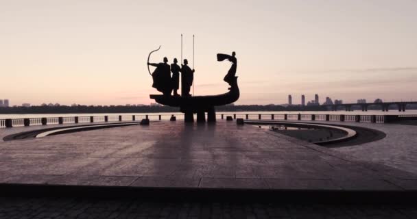 Monumento Los Fundadores Kiev Con Telón Fondo Del Sol Naciente — Vídeos de Stock