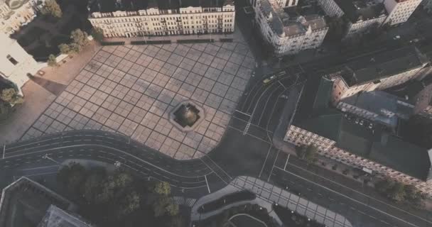 基辅市中心 索菲亚广场 在一个孤独的昂贵的人吃黄色无轨电车 独立广场的景色 — 图库视频影像