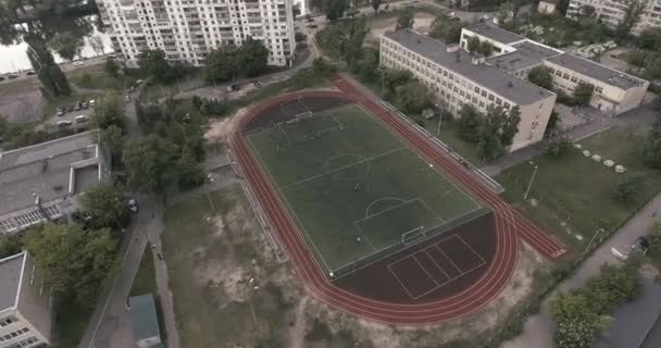 Vista Campo Futebol Distrito Pós Soviético Crianças Estão Jogar Futebol — Vídeo de Stock