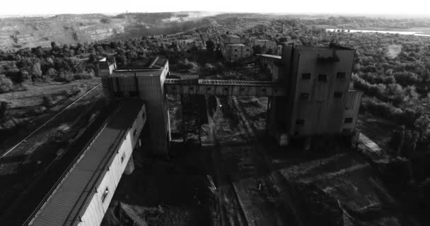 Μαύρο Και Άσπρο Αεροφωτογράφηση Παλιό Ορυχείο Σιδηρομεταλλεύματος — Αρχείο Βίντεο