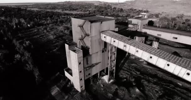 Siyah Beyaz Hava Fotoğrafçılığı Eski Demir Cevheri Maden Madeni — Stok video