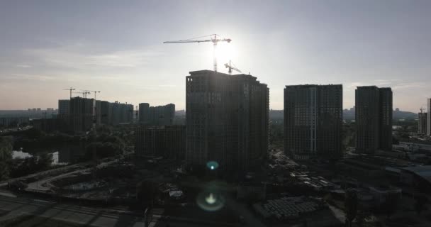 在城市的大建设 从上面查看 建筑起重机和房屋剪影在日落背景 — 图库视频影像