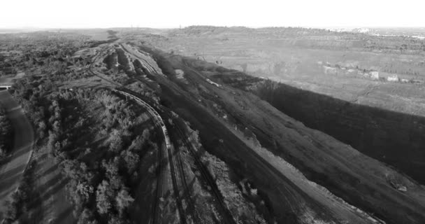 Luftaufnahmen Industriebrache Güterzug Fährt Auf Der Schiene Entlang Eines Tiefen — Stockvideo