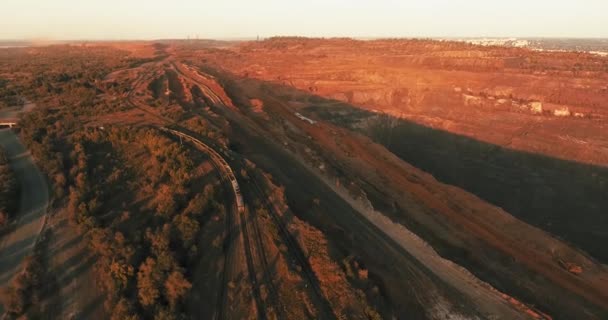 Аерофотозйомка Промисловий Кар Вантажний Поїзд Подорожує Залізницею Глибокому Кар Єру — стокове відео