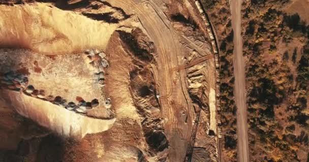 バックホーローダ 山の採石場の背景に 航空写真 — ストック動画