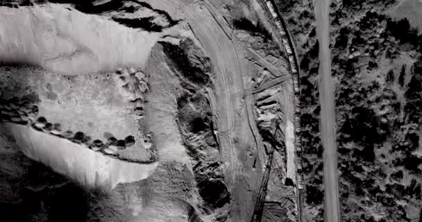 バックホーローダ 山の採石場の背景に 航空写真 — ストック動画
