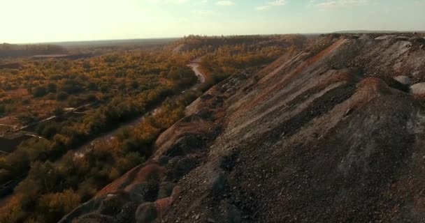 Luchtfotografie Industriële Steengroeve Een Grote Mijnbouwtruck Reist Zijn Omgeving Wegen — Stockvideo