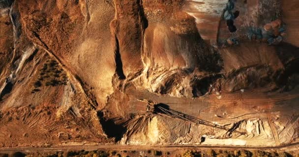 Carregador Retroescavadeira Trem Com Muitos Vagões Vista Cima Fotografia Aérea — Vídeo de Stock