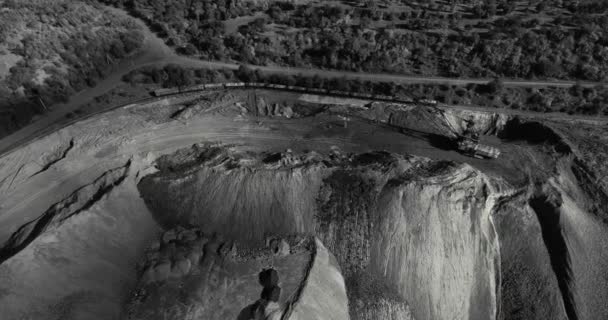 Retroexcavadora Sobre Fondo Una Cantera Montaña Blanco Negro Fotografía Aérea — Vídeos de Stock