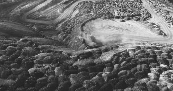 黑色和白色 航空摄影 垃圾场 一个巨大而深沉的采石场 铁矿石开采工作流程的顶视图 — 图库视频影像