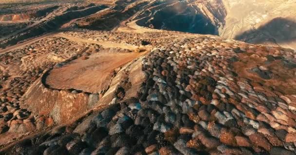 航空摄影 垃圾场 一个巨大而深沉的采石场 铁矿石开采工作流程的顶视图 — 图库视频影像