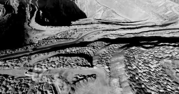 Blanco Negro Fotografía Aérea Serpentinas Entre Canteras Montículos Enormes Carreteras — Vídeos de Stock