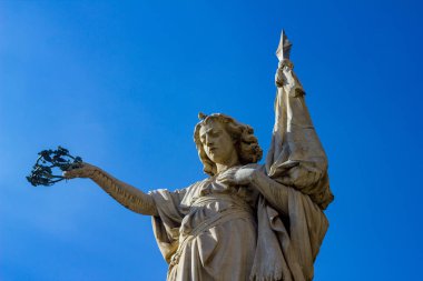 Brescia Loggia Meydanı üzerinde bayrak ile kadın heykeli duruyor.