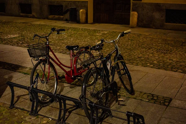 Cyklar Parkerade Natten Historiska Centrum Reggio Emilia — Stockfoto