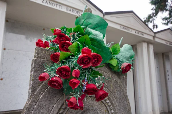 Куча Фальшивых Цветов Лежащих Надгробии Кладбище Цветы Испорчены Розами — стоковое фото