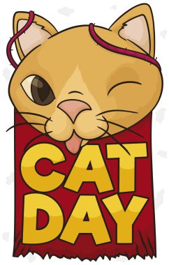 Oynak ve yaramaz kedi dili dışarı ve çizilmiş bir işaret ve kedi günü kutlama bazı yün dizelerle size kırpışan.