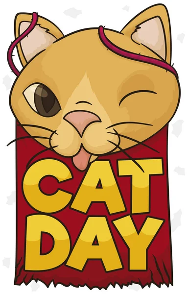 Oynak ve yaramaz kedi dili dışarı ve çizilmiş bir işaret ve kedi günü kutlama bazı yün dizelerle size kırpışan.