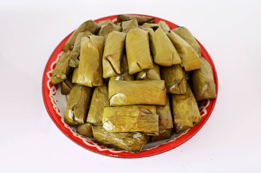 muz doldurulmuş haşlanmış lapa beyaz arka plan ile yaprakları