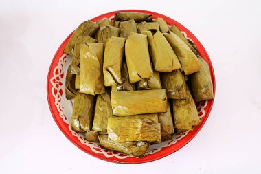 muz doldurulmuş haşlanmış lapa beyaz arka plan ile yaprakları