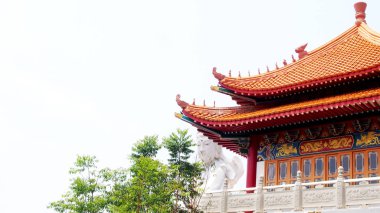 Beyaz Guan Yin heykel arka planda Çin tarihi geleneksel mimarisi