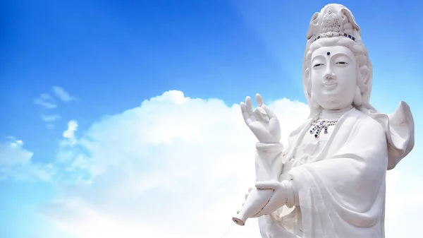 Guan Yin Gudinnan Barmhärtighet Staty Med Himmel Bakgrund — Stockfoto