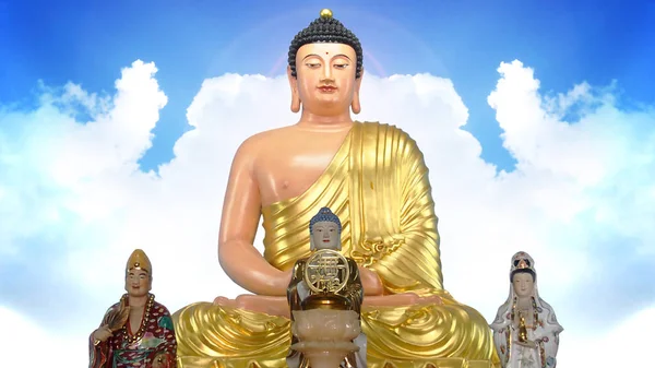 Статуї Будди Тянь Тан Фоном Небо — стокове фото