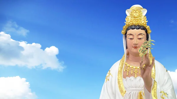 Guan Yin Gudinnan Barmhärtighet Statuewith Himmel Bakgrund — Stockfoto