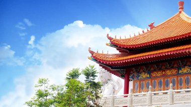 Beyaz Guan Yin heykel arka planda Çin tarihi geleneksel mimarisi