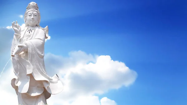 Guan Yin Statue Der Göttin Der Barmherzigkeit Mit Himmelshintergrund — Stockfoto