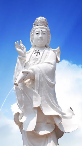 Guan Yin Diosa Estatua Misericordia Con Fondo Del Cielo —  Fotos de Stock