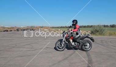 Motosikletçi yolda rides