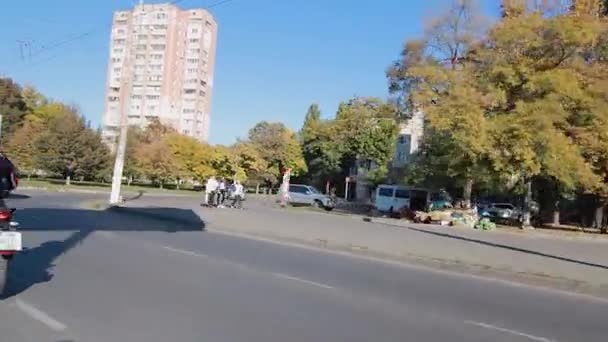 摩托车司机在路上骑行 免版税图库视频片段