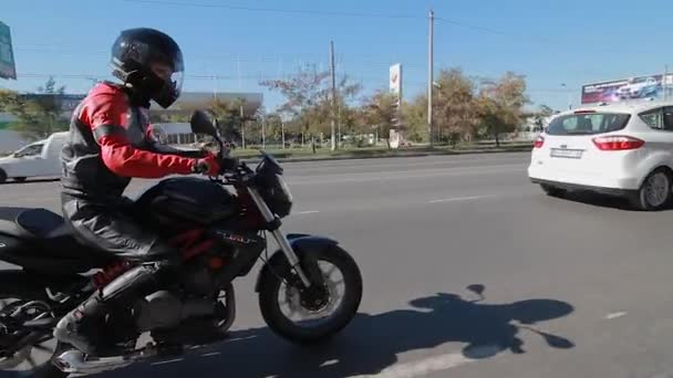 Motorrijder Rijdt Weg — Stockvideo