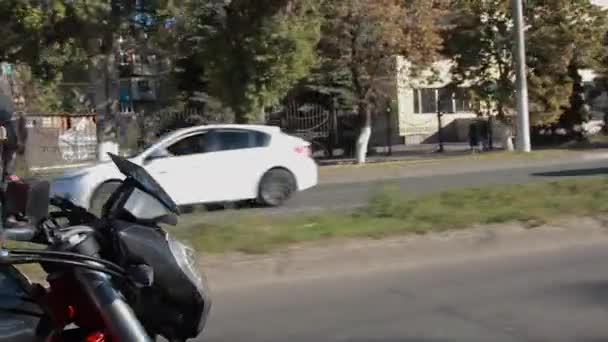 Motocyklista Jeździ Drodze — Wideo stockowe