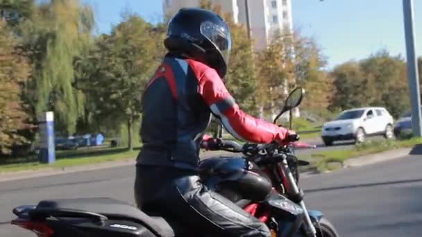 Motocyklista Jede Silnici — Stock video