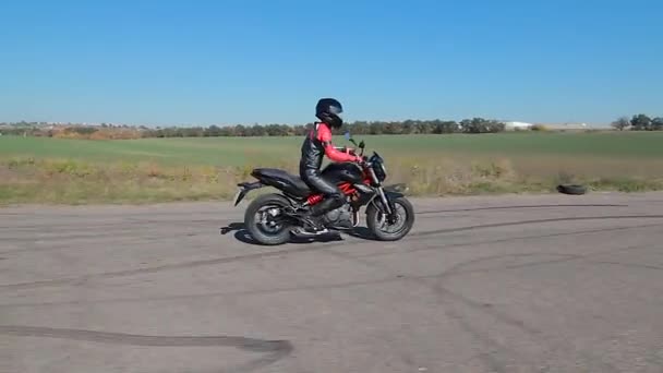 Motorradfahrer Fährt Auf Der Straße — Stockvideo