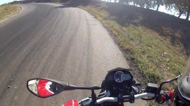 Motosikletçi yolda rides