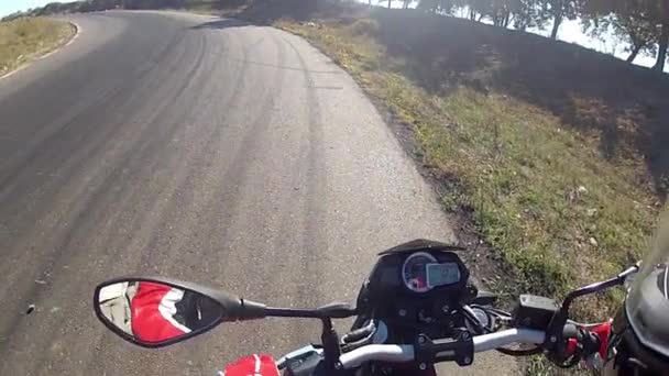 Мотоциклист Едет Дороге — стоковое видео